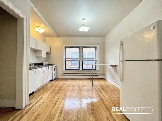 Building Photo - 1 bedroom in EVANSTON IL 60202