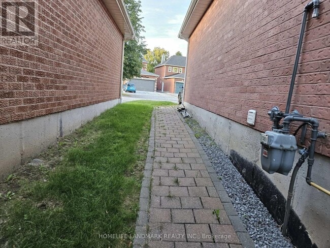 Building Photo - 1076 Wildrose Crescent