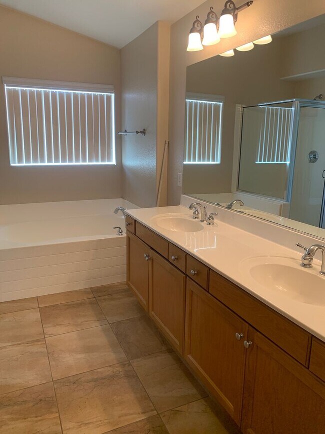 Building Photo - Beautiful Home - Guard Gated Golf Course C...