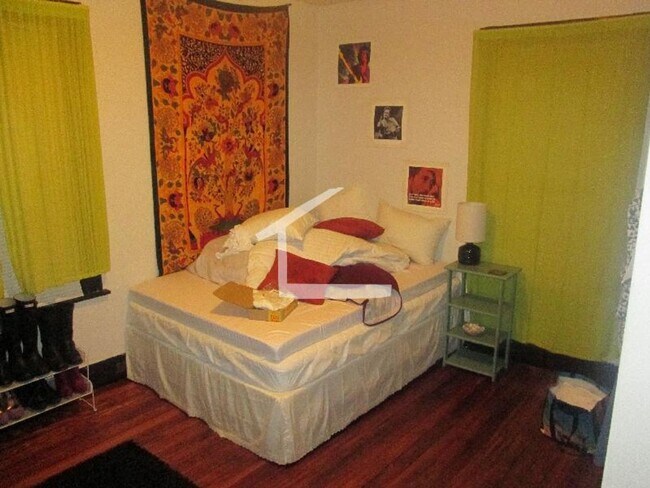 Foto del edificio - 3-BED 2-Bath One-Block off-Comm