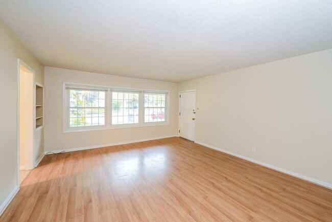 Building Photo - 3 Bedroom, 1 Bathroom House in NE Minneapo...