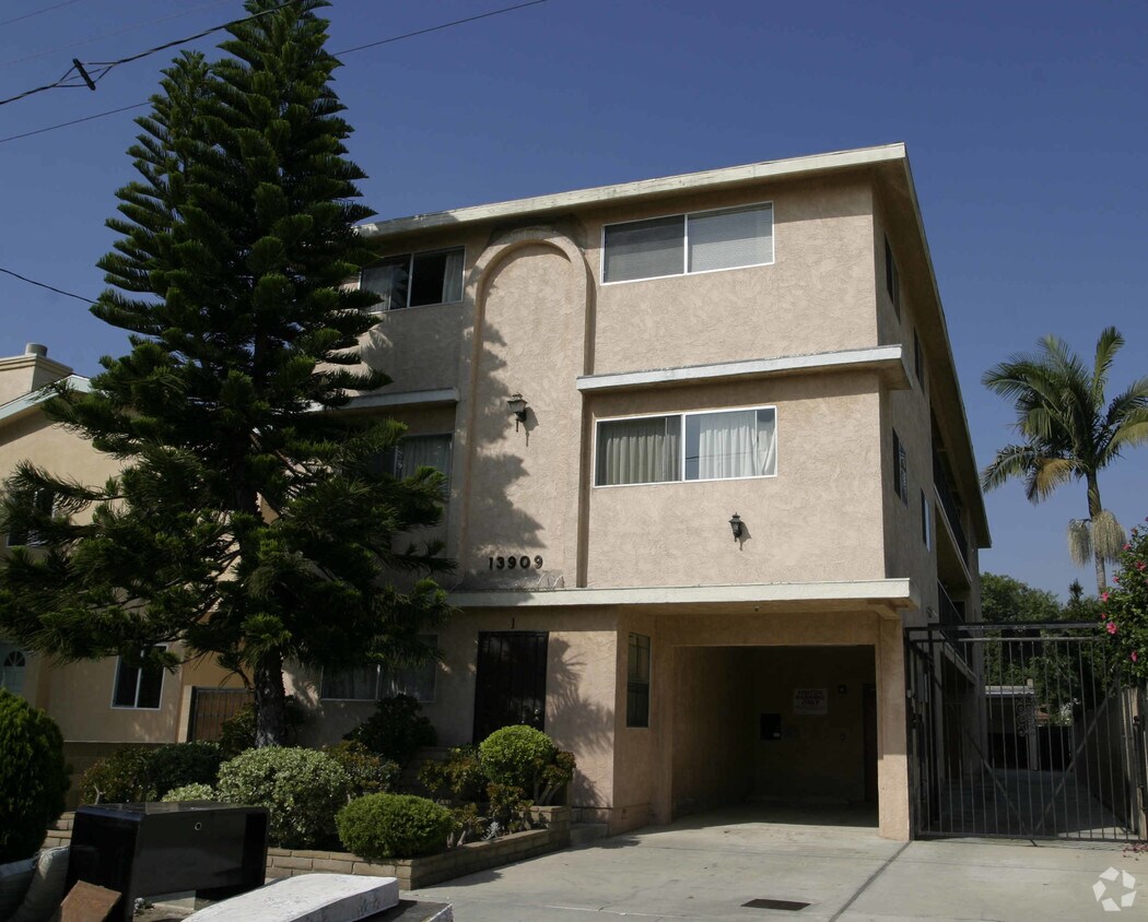 Building Photo - 13909 Hawthorne Way