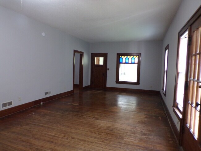 Living/Dining - 817 8th Ave