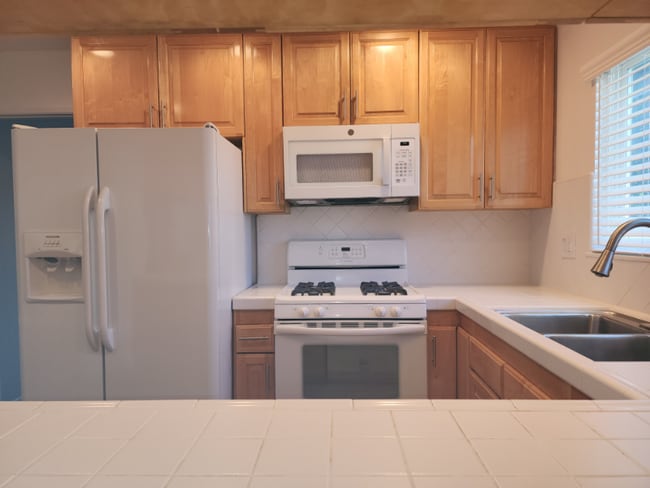 Foto del edificio - 24613 Falena Ave