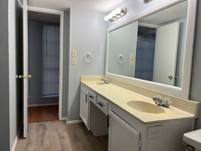 Foto del edificio - AVAILABLE NOW!!! 2-Bedroom, 1-Bath Dallas ...