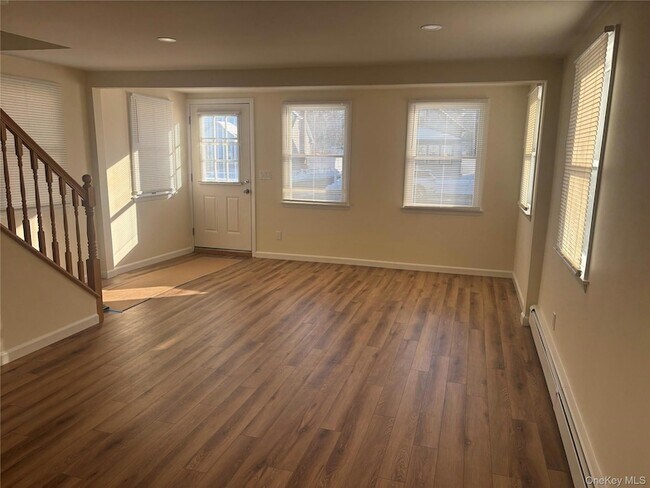 Foto del edificio - 215 E Lakewood St