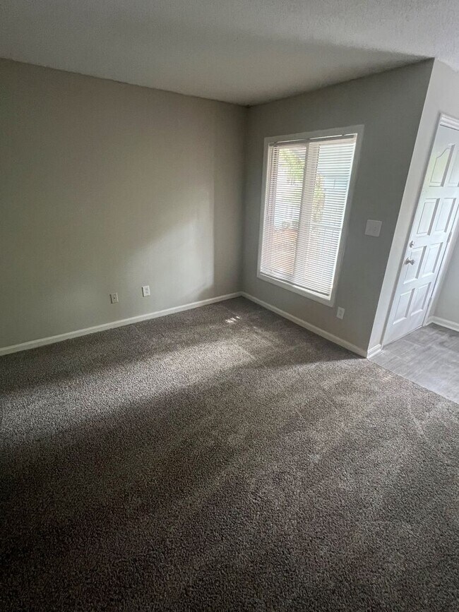 Building Photo - Coveniently Located 1 Bedroom 1 Bath Condo