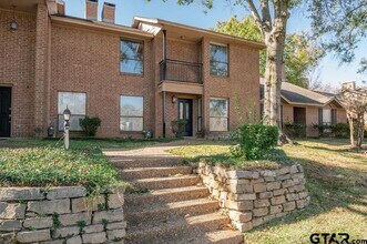 Building Photo - 5821 Hollytree Dr