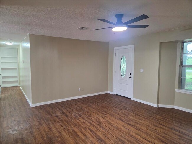 Building Photo - 2707 W Royal Oaks Rd