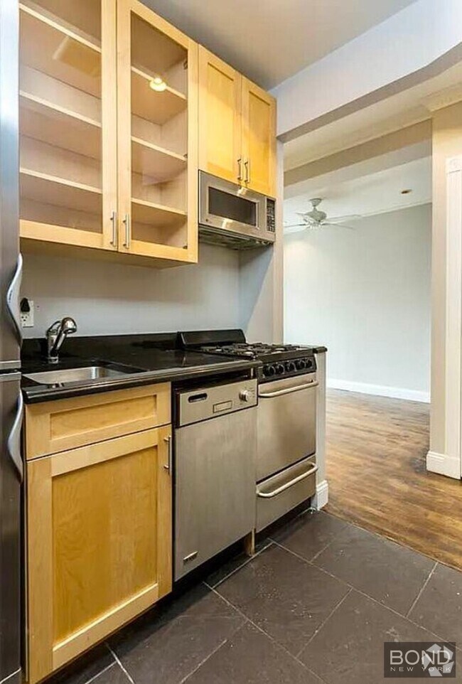 Building Photo - 234 Mott St