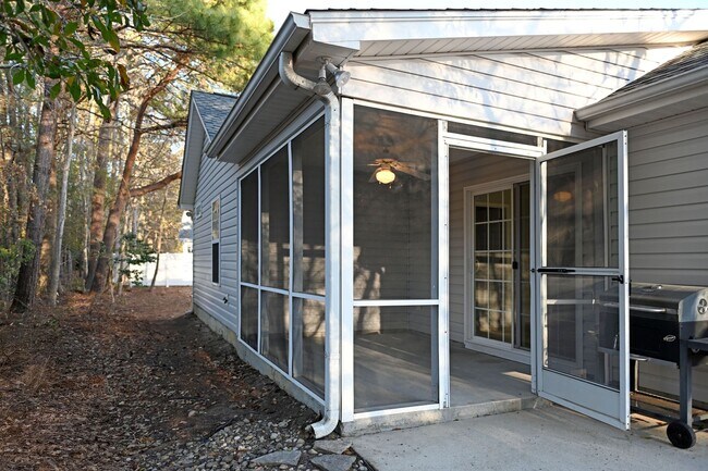 Building Photo - Charming 3BR Ranch in Osprey Woods – Screened Porch & Vaulted Ceilings