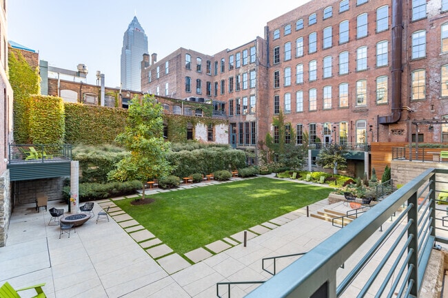 Patio este - Worthington Yards