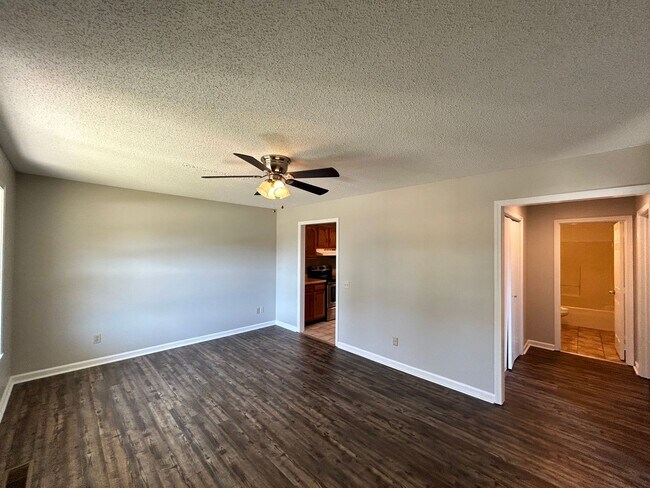 Building Photo - 400 Northwood Dr