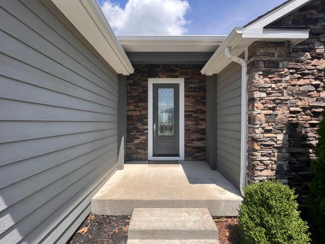Building Photo - 627 N Daylily Dr