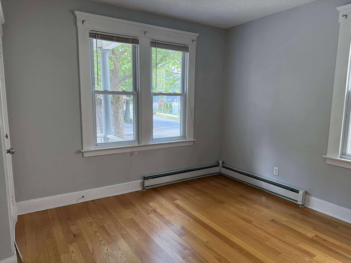 Front living area - 513 Winchester Ave