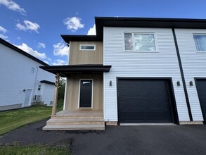 Building Photo - 165 Teaberry Ave