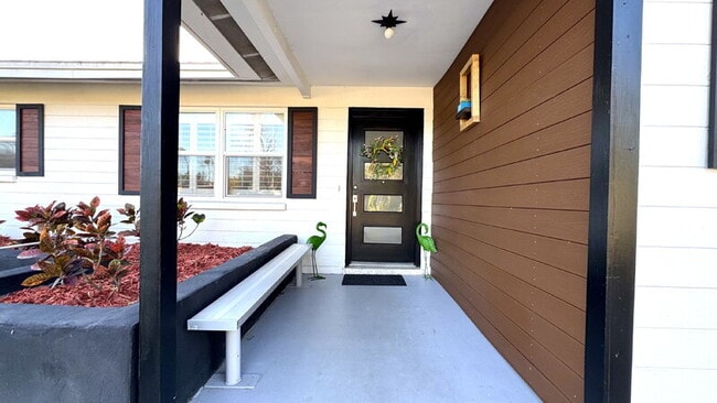 Building Photo - 1121 Clearwater Rd