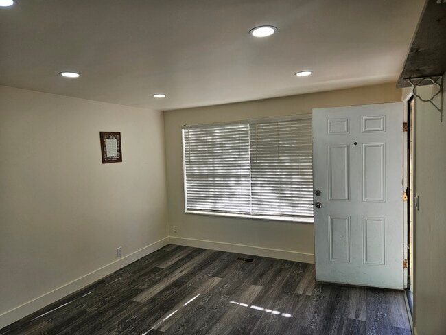 Building Photo - Roy Duplex