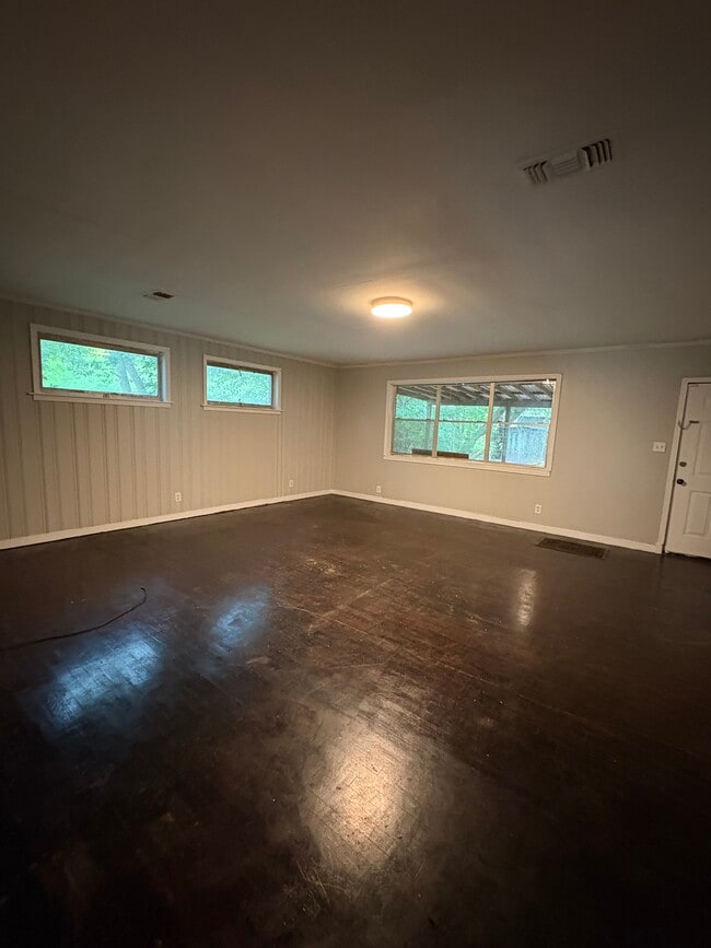 Building Photo - 18 Oak Forest Dr