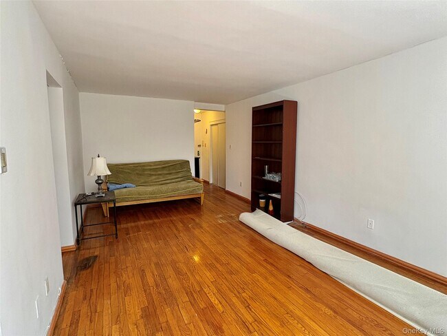 Foto del edificio - 67-50 Thornton Pl