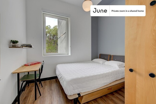 Building Photo - Beautiful Private ROOM in Williamsburg