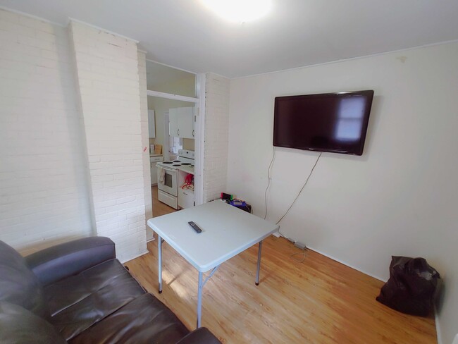 Building Photo - 147 Division St