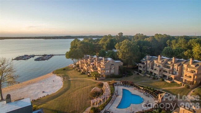 Foto del edificio - 2 Bedroom Condo in  Portside at Davidson Landing!