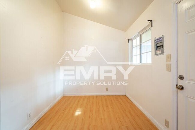 Building Photo - 1 bed 1 bath unit in 243 S Orange Blossom ...
