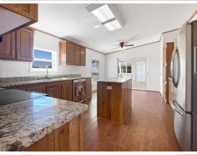 Building Photo - Country home with horse property