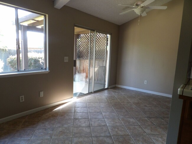 Foto del edificio - Great home for rent in Visalia!