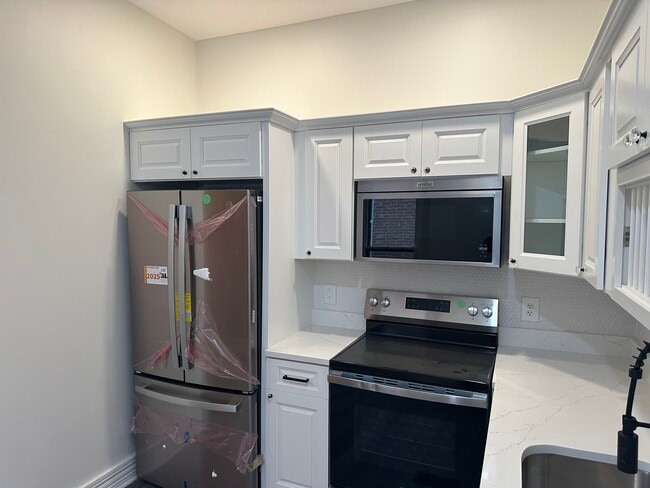 Building Photo - 81 Warren St