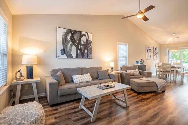 Foto del edificio - FURNISHED RENTAL FOR 3-12 MONTHS AVAILABLE END OF APRIL 2026