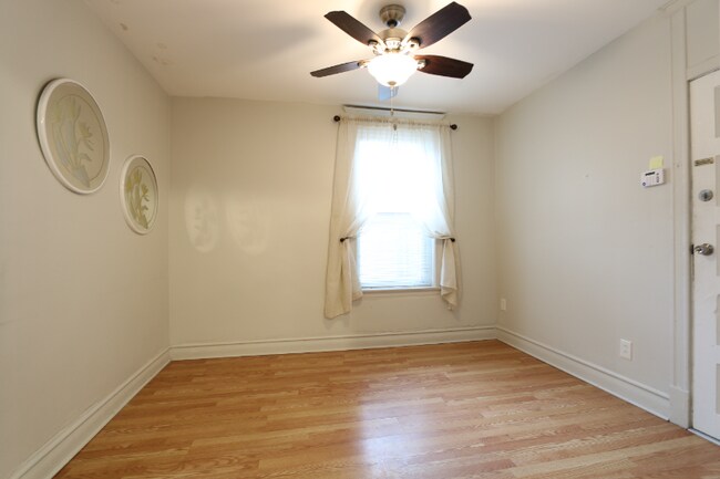 Foto del edificio - 2142 W 18th Pl