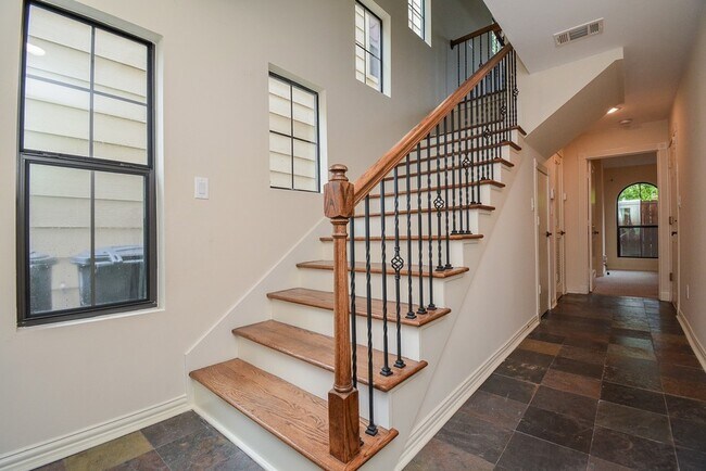 Foto del edificio - 5310 Larkin St