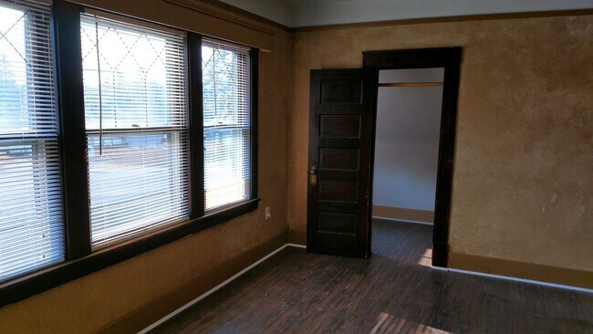 Building Photo - Large 6/3.5 Bedroom Home in Post Falls