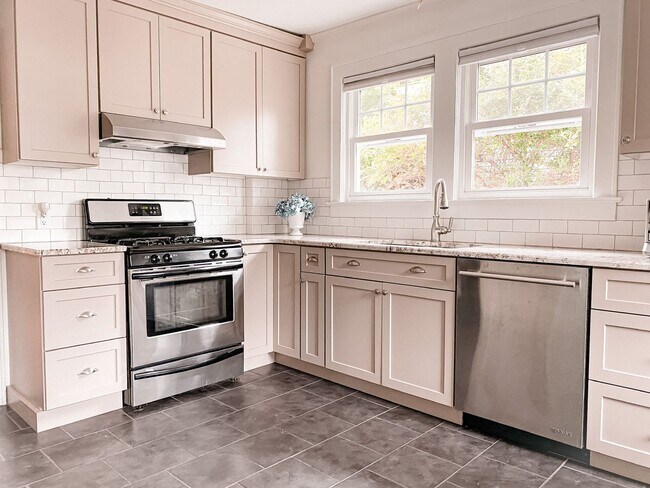 Building Photo - Short-Term Single Family Home Rental - Desirable Neighborhood