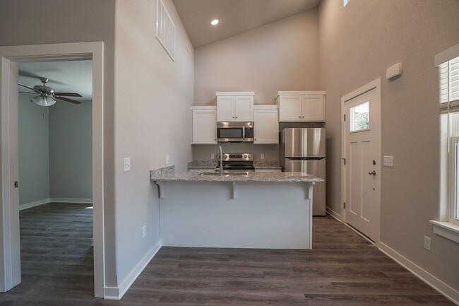 Building Photo - Nice! 2 Bath Home!!