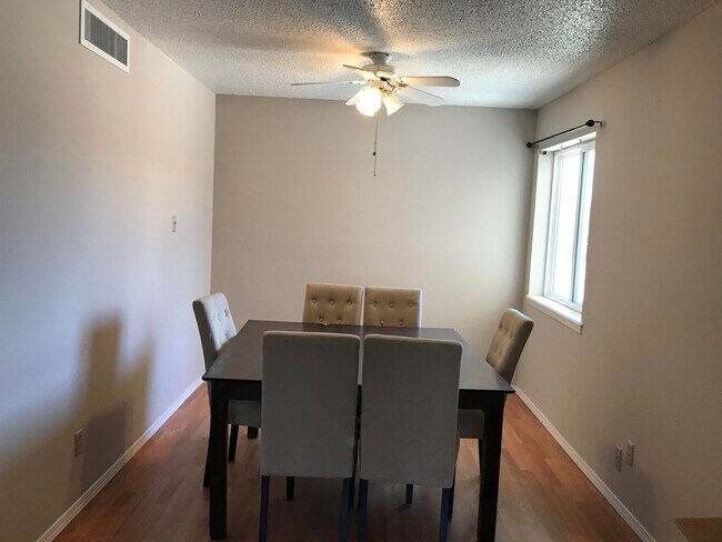 Foto del edificio - 10229 Ashwood Dr