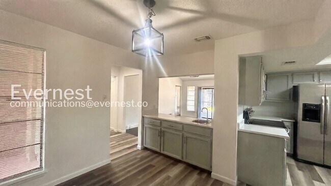 Foto del edificio - 8311 Shallow Creek Dr