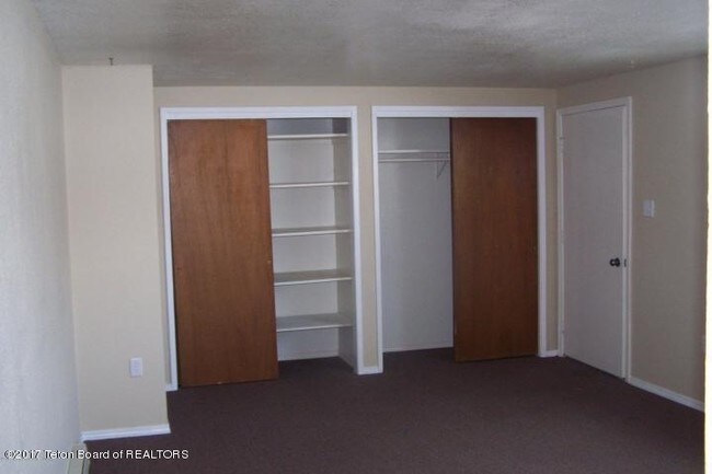 Foto del edificio - 334 Meadows Dr