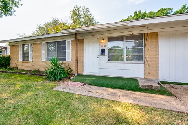 Building Photo - 1818 Highland Dr