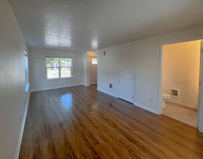 Foto del edificio - Charming SE Portland Home in a Central, Accessible Location