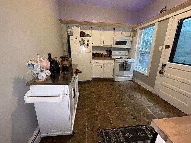 Building Photo - Beautiful 4 Bedroom in the West End