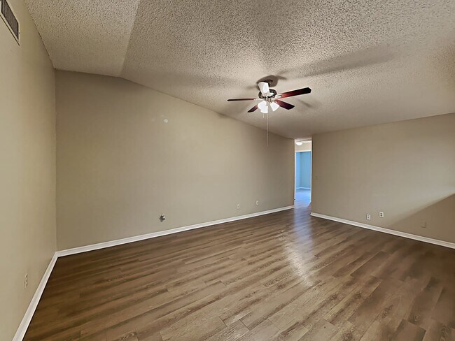 Building Photo - 623 Sandy Creek Dr