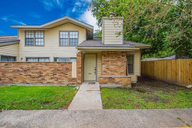 Foto del edificio - 200 Pecan Dr