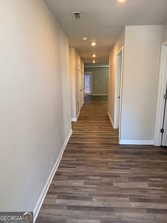 Foto del edificio - 725 Cole Dr