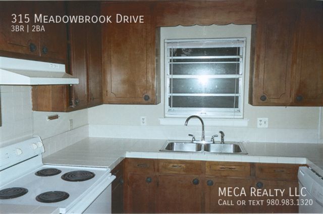 Building Photo - 315 Meadowbrook Dr
