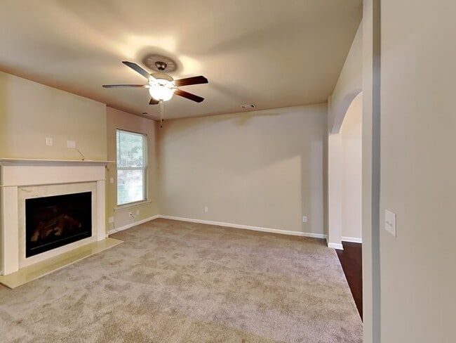 Building Photo - Beautiful 4 Bed Home located in Acworth!