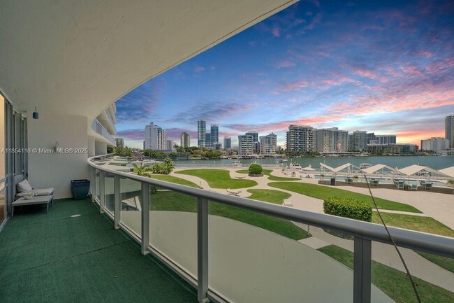 Foto del edificio - 900 Bay Dr