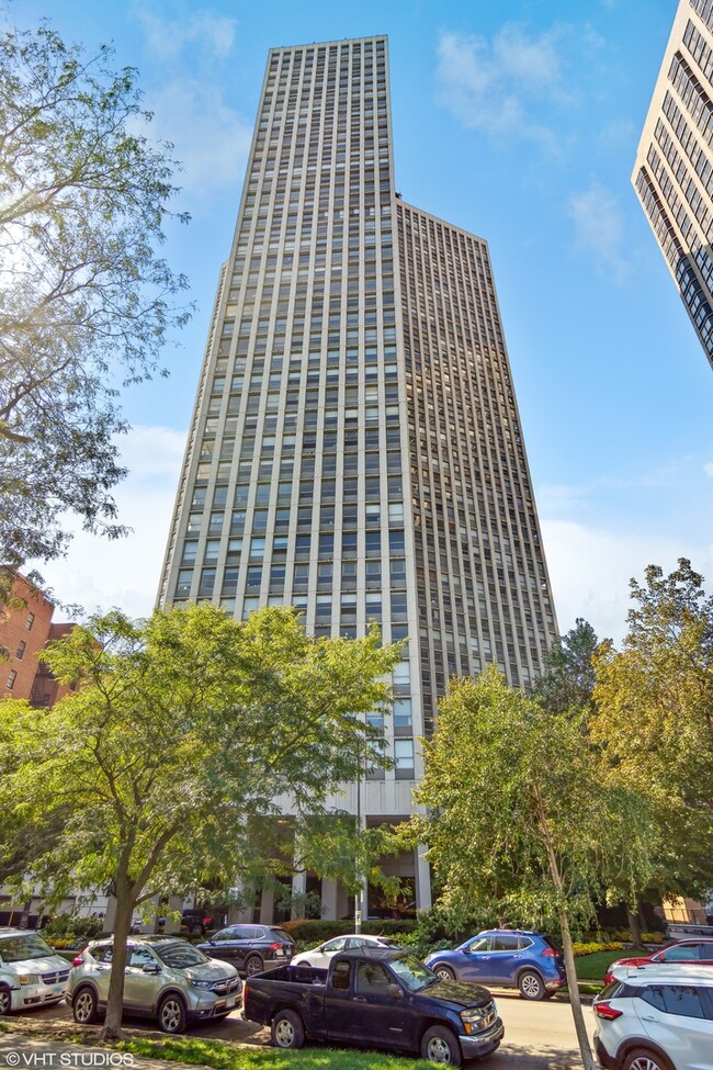 Foto del edificio - 2626 N Lakeview Ave